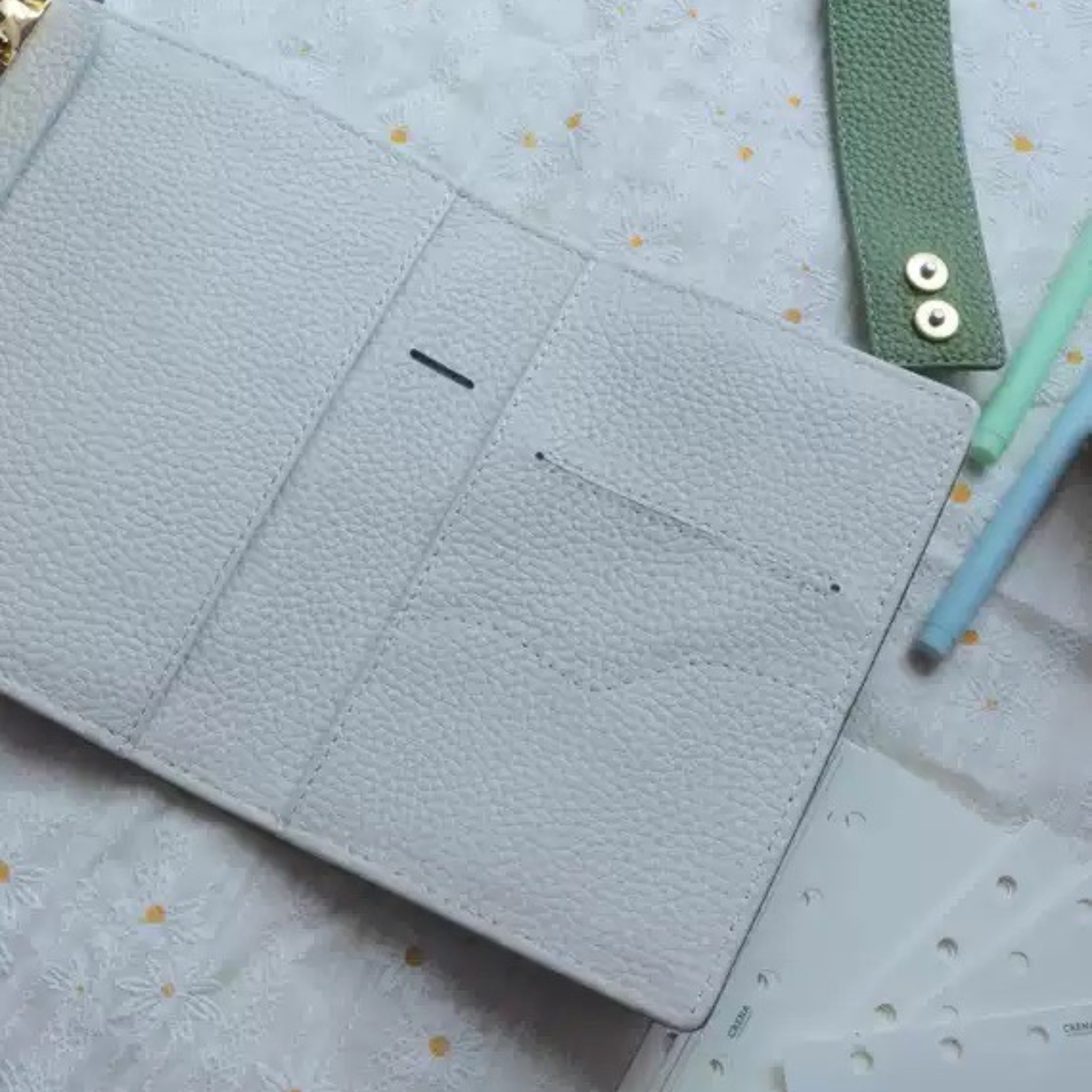 Organiseur de poche A7 en cuir pleine fleur, porte-cartes triple, classeur rechargeable 6 anneaux, carnet de voyage, carnet de croquis avec gravure personnalisée