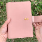 Vollnarbenleder-Binder A6, 6-Ring-Nachfüllplaner, Reisetagebuch, Skizzenbuch mit individualisierbarer Gravur