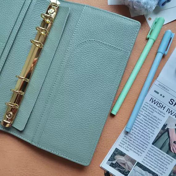 Vollnarbiges Lederplaner A6 Personal 6-Ring nachfüllbarer Organizer Reisejournal Skizzenbuch mit individueller Gravur